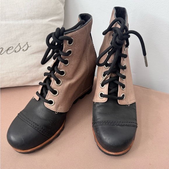 Sorel PDX Wedge bootie in black leather and tan Sz 7 - Picture 2 of 11